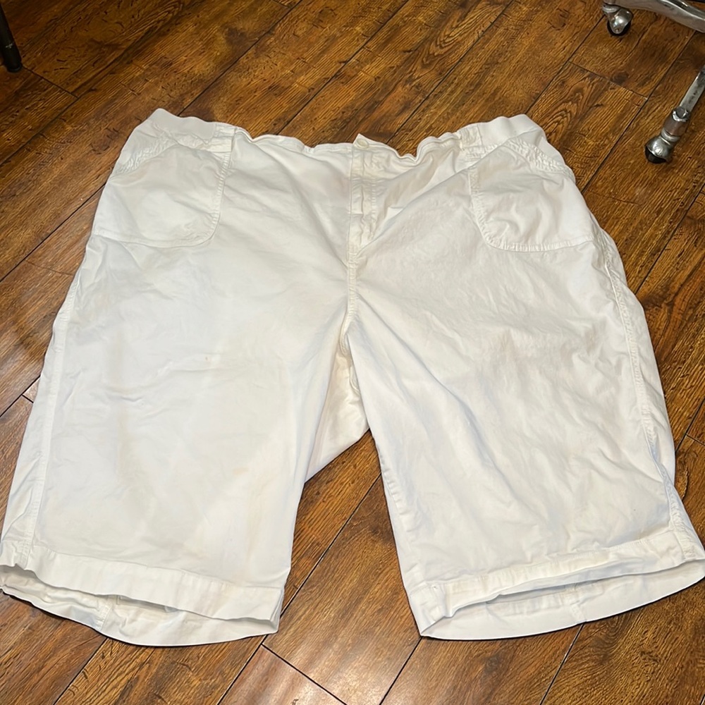 SUPER CUTE WHITE CARGO CAPRIS FROM LIZ AND ME (CATHERINES)!!!